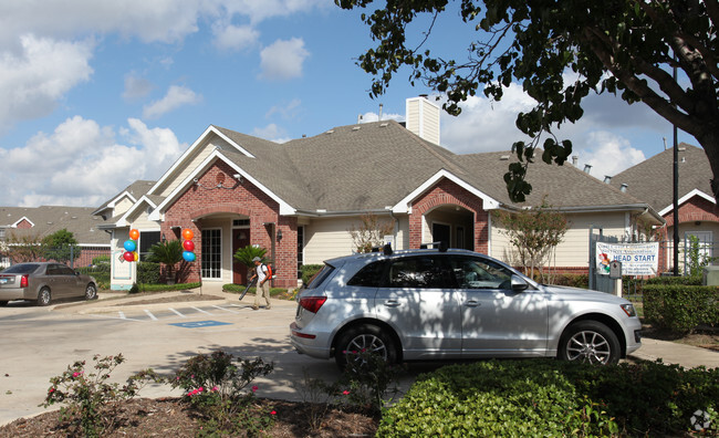 Building Photo - Plum Creek Apartments