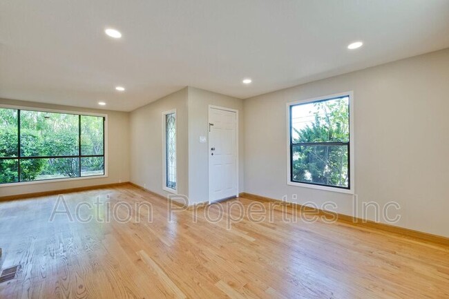Building Photo - 119 Sherland Ave