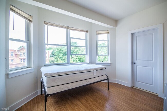 Foto del edificio - 3 br, 2 bath Triplex - 3842 LANCASTER AVE ...