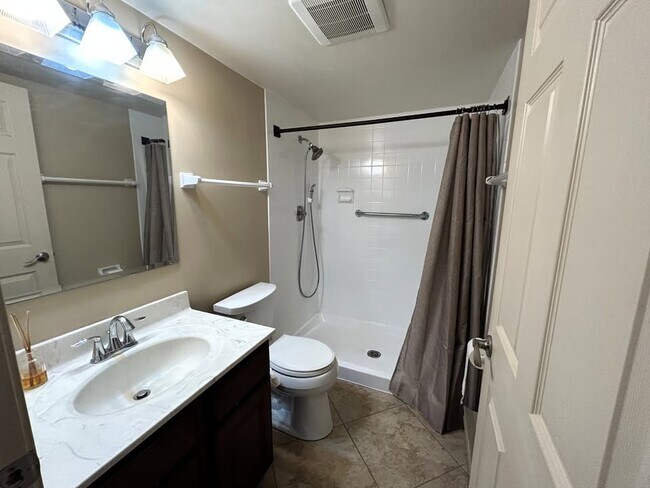 Foto del edificio - 1818 E Shorewood Blvd