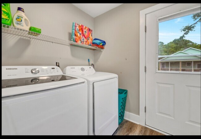 Building Photo - 324 NE 54th St