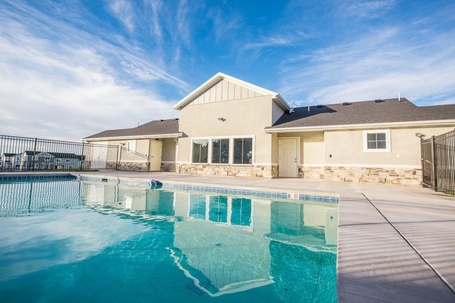 Building Photo - Amazing Townhome in Herriman 2-Car Garage!