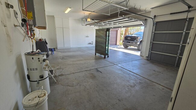 Foto del edificio - 5 Bedrooms, 7 garages, with a backyard to ...