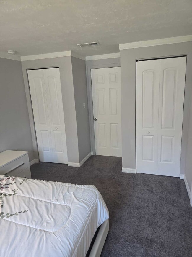Building Photo - Beautiful remodeled Studio/efficiency room...