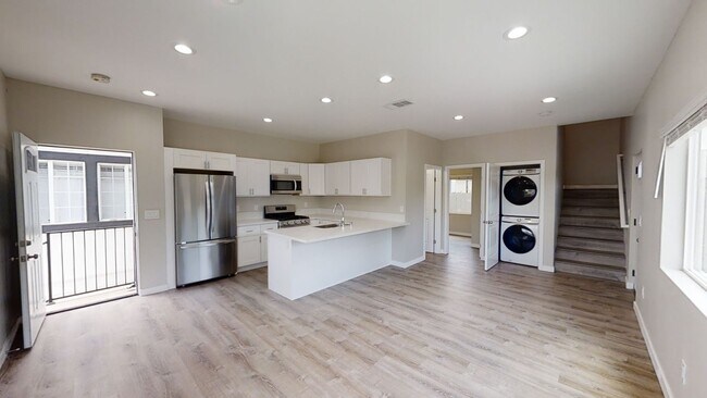 Foto del edificio - 4BD/2BA on Art! Lots of Parking!