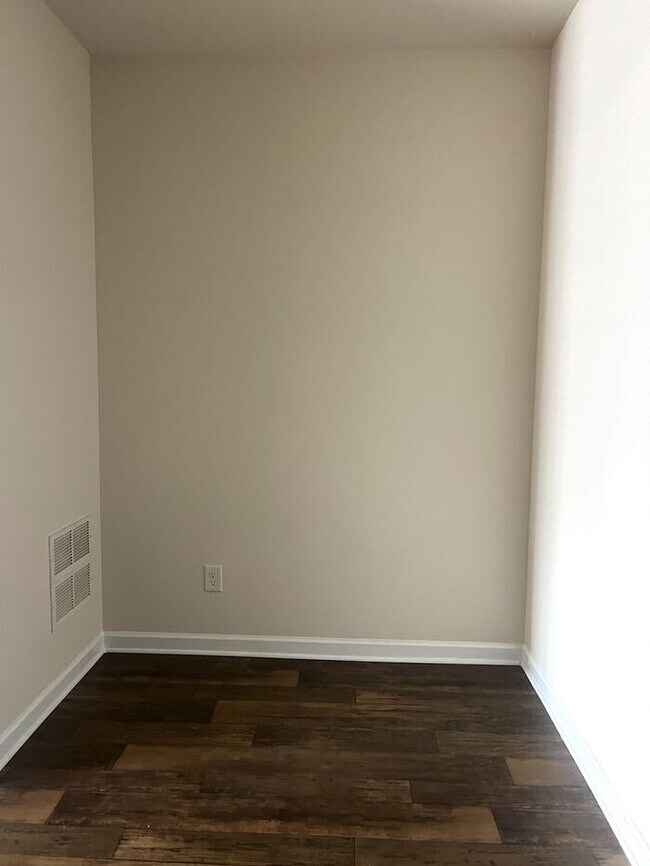 Building Photo - Beautiful 3 Bedroom 2.5 Bath Townhome in G...