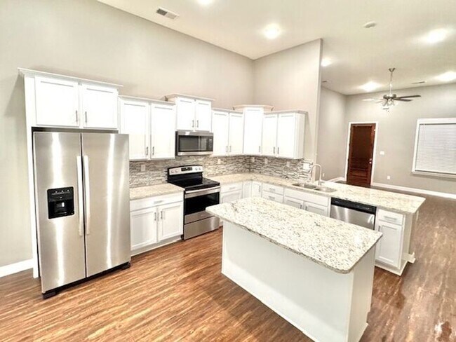 Foto del edificio - Now Leasing a 4-bedroom 3 bath home on Oakland