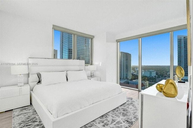 Building Photo - 1300 Brickell Bay Dr