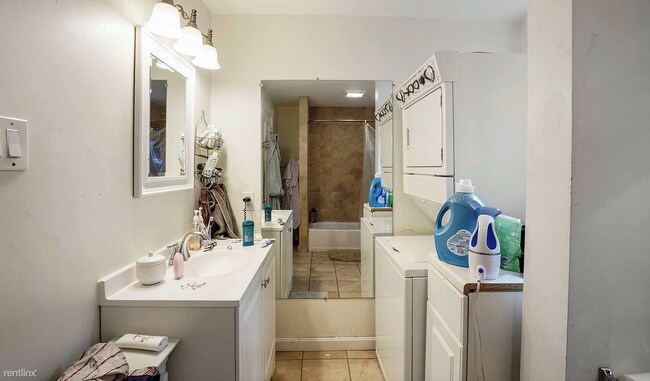 Building Photo - 4 br, 1 bath Triplex - 17 Sachem St 3