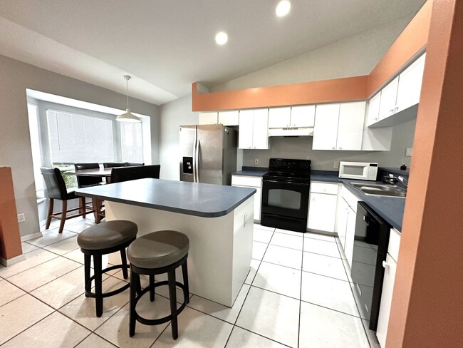 Foto del edificio - 2 BED 2 BATH 1 CAR GARAGE DUPLEX IN SUNNY ...