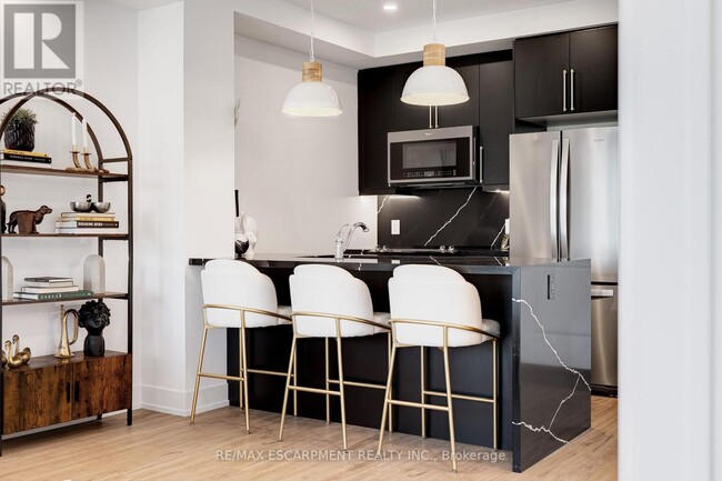 Building Photo - 470 Dundas St E