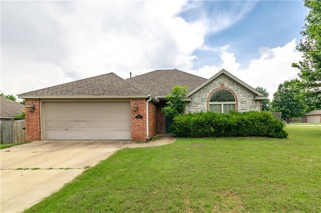 Building Photo - 2657 N Brush Creek Dr