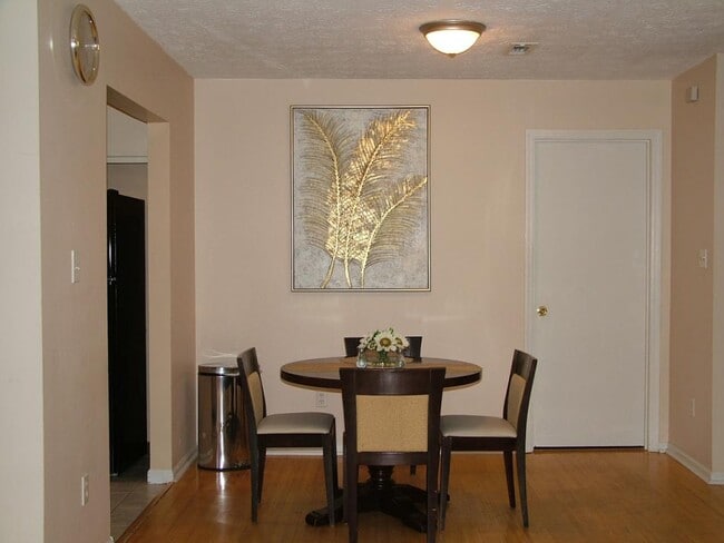 Building Photo - 634 S Jeff Davis Dr