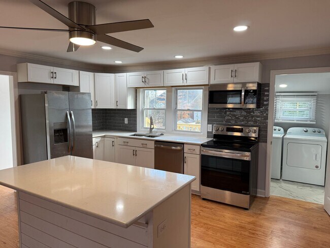 Foto del edificio - Renovated 3 bedroom 2 bathroom home with large yard