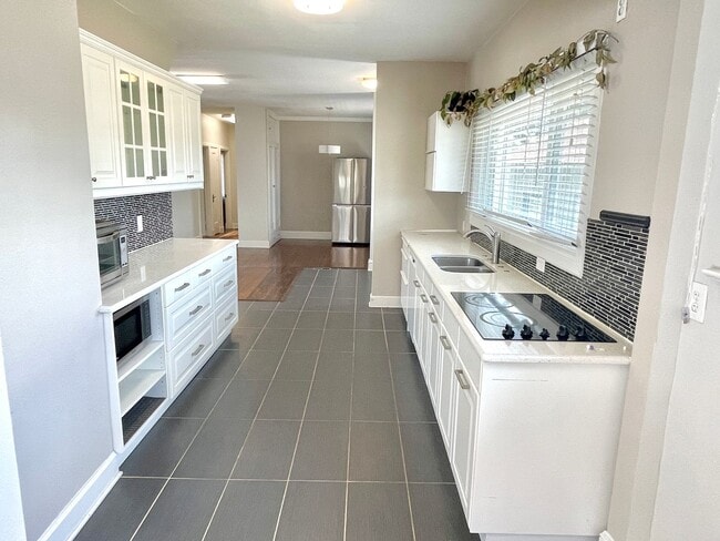 Building Photo - Rose City Park 2 bed, 2 bath with classic ...