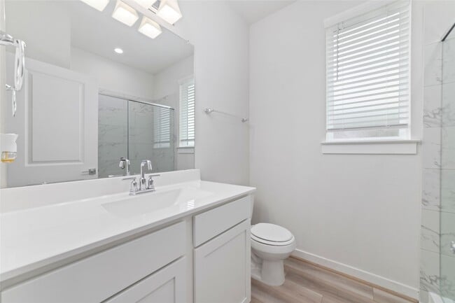 Foto del edificio - 32906 School Hl Rd