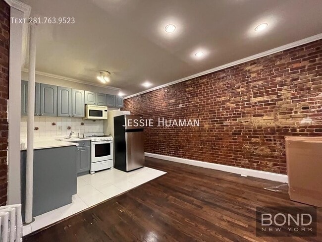 Building Photo - 724 Tenth Avenue