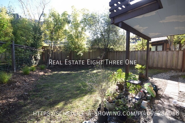 Building Photo - 565 Western Dr