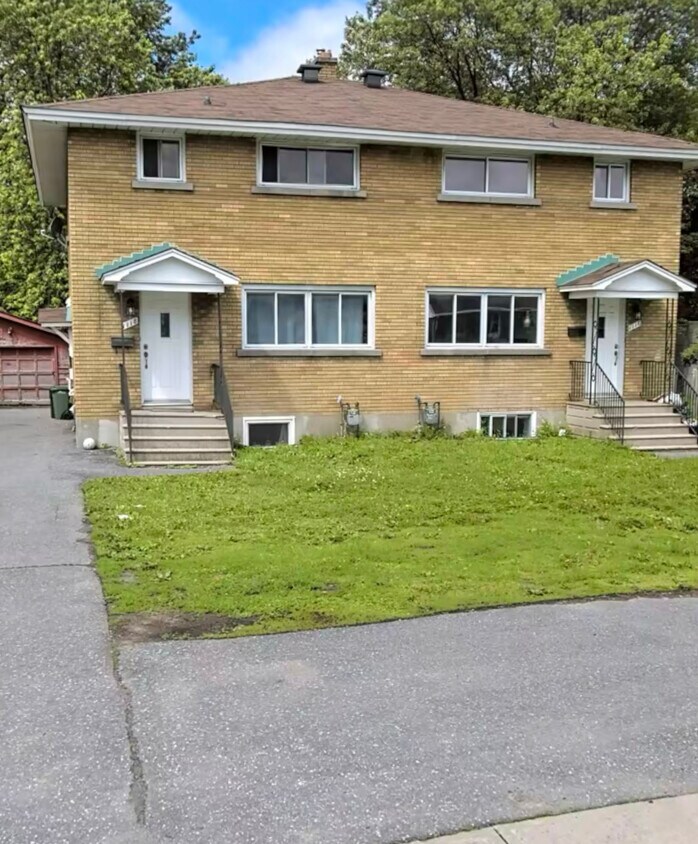 1118-B basement apartment with private side entrance - 1118 Woodroffe Av