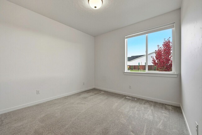 Building Photo - Immaculate Single-Level Home