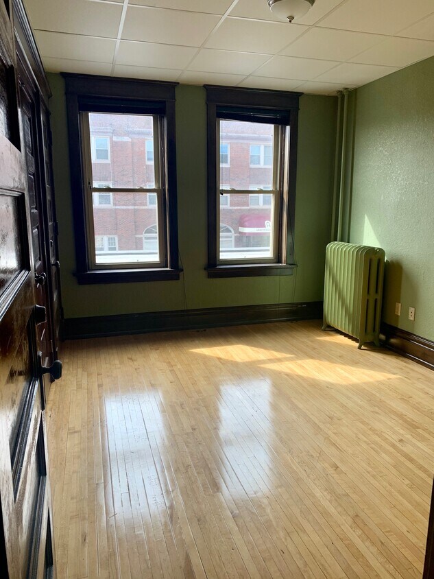 Primary Photo - 218 N 1st Ave W