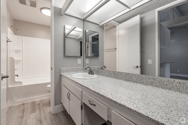 1 habitación, 1 baño - 750 pies cuadrados - Baño - The Arbors Santa Ana