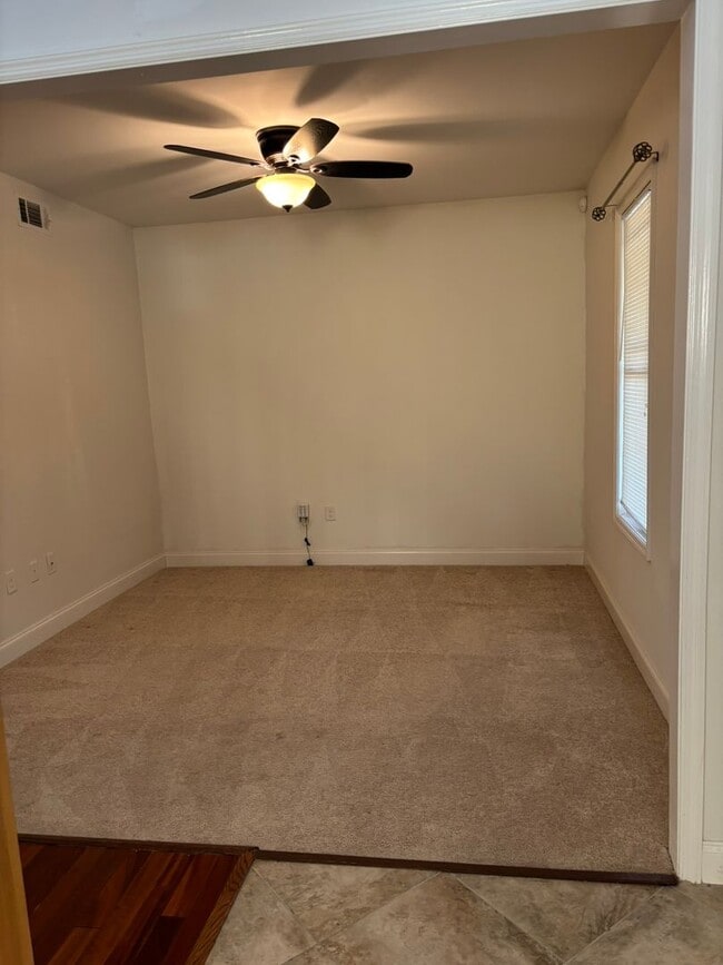 Building Photo - 3 bdrm 2.5 bath in downtown area