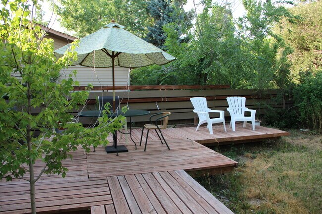 Building Photo - Spacious 5 bed, 2.5 bath in the Heatherwoo...