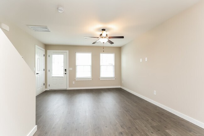 Building Photo - 210 Emmett Dr