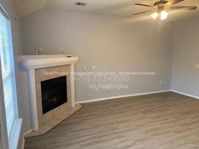 Building Photo - 890 Sunflower St