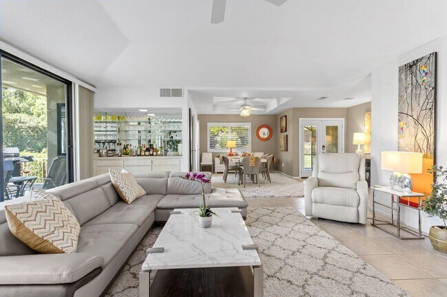 Foto del edificio - 2205 Oakcrest Dr