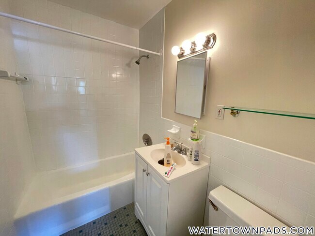 Building Photo - 24 Whites Ave