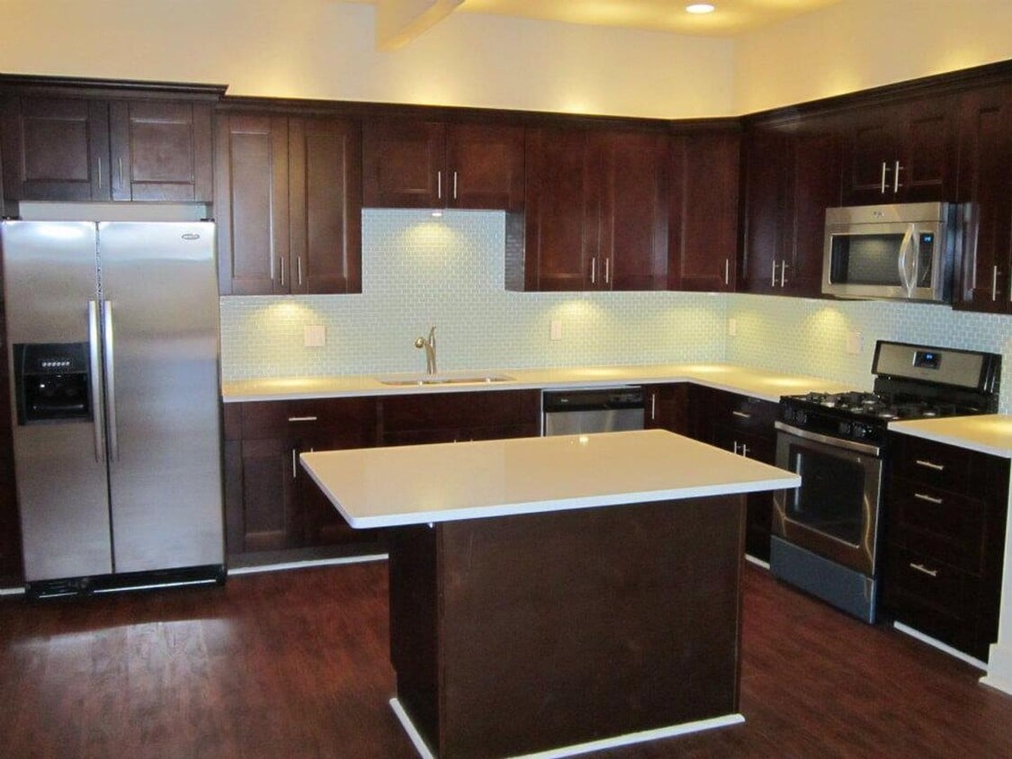 Luxury College Rental - South Side Flats - Huge Luxury South Side Home w/ Stainless K...