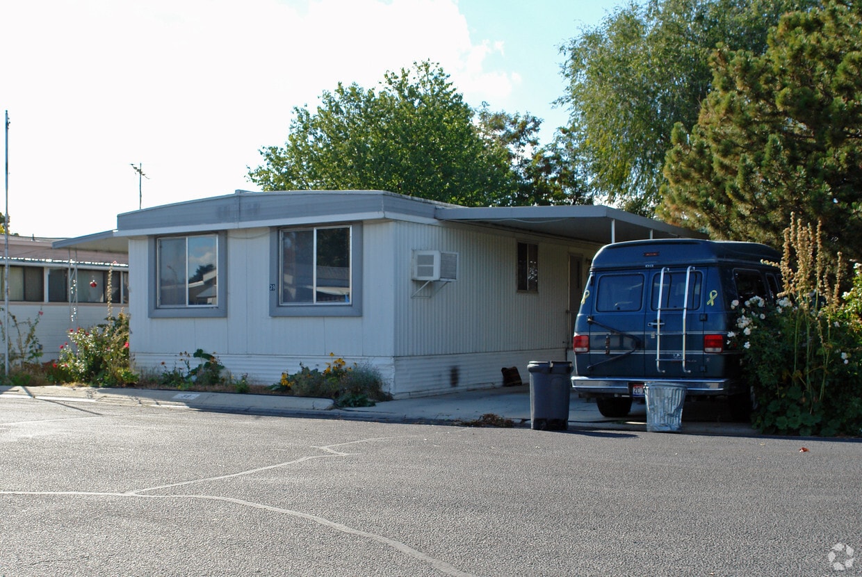 Building Photo - West Pine Manor