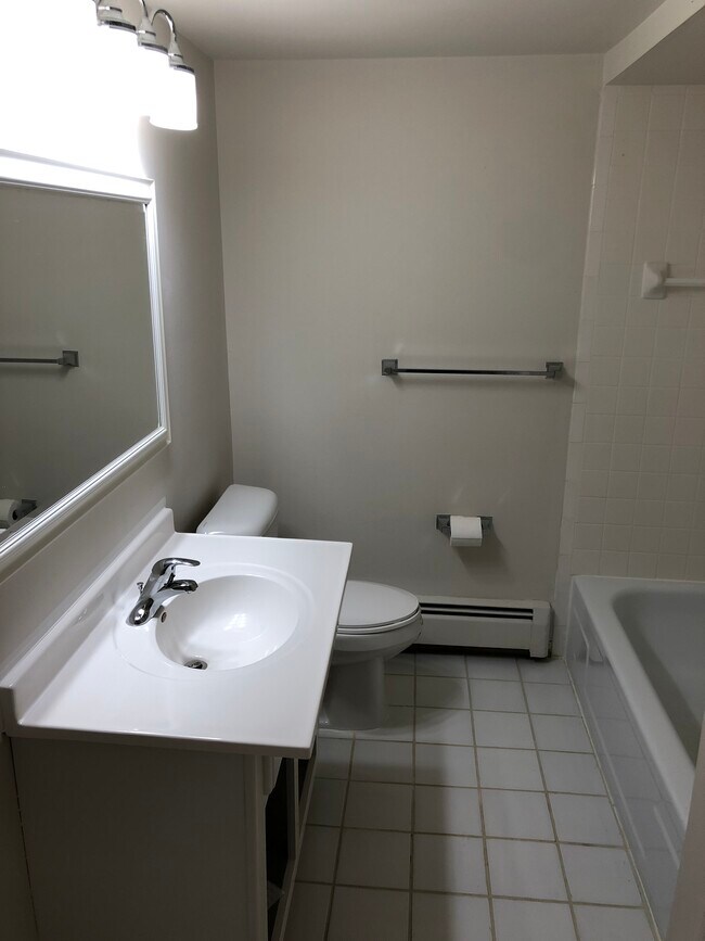 LARGE BATHROOM WITH CERAMIC FLOOR - 30233 Utica Rd