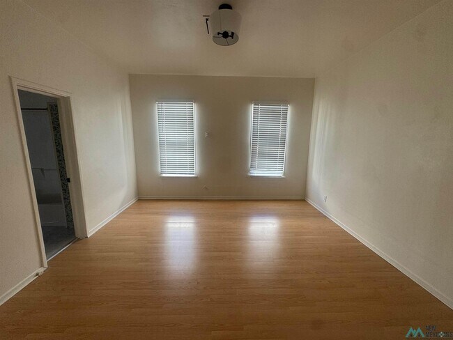Foto del edificio - 607 W Grand Ave