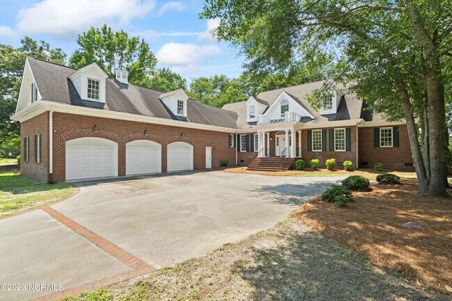 Building Photo - 140 River Woods Dr