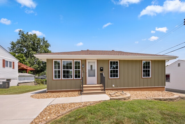 Building Photo - 2628 Linden Pl