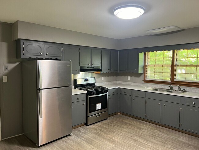 Building Photo - Three Bedroom in Hopkinsville, KY