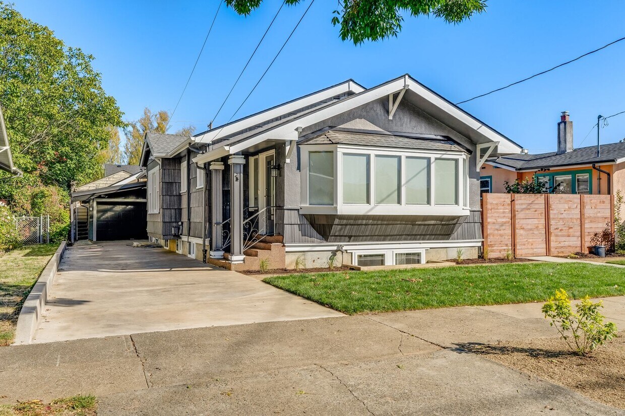 Foto principal - NEWLY REMODELED 3 Bed, 1 Bath Rental Home ...