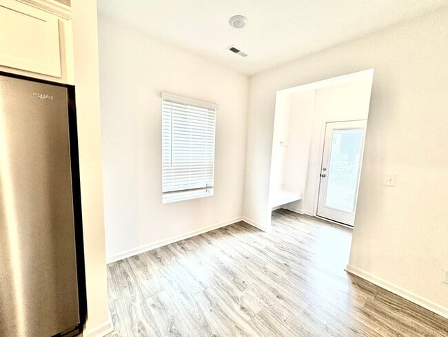 Building Photo - Charming two bedroom 2 1/2 bath townhome