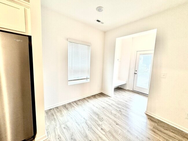 Foto del edificio - Charming two bedroom 2 1/2 bath townhome