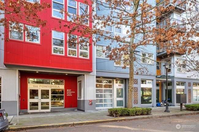 Building Photo - 827 Hiawatha Pl S