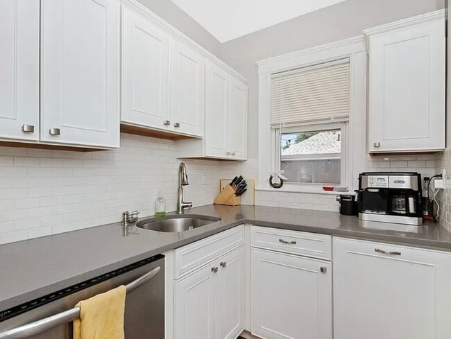 Building Photo - 10 Branton St