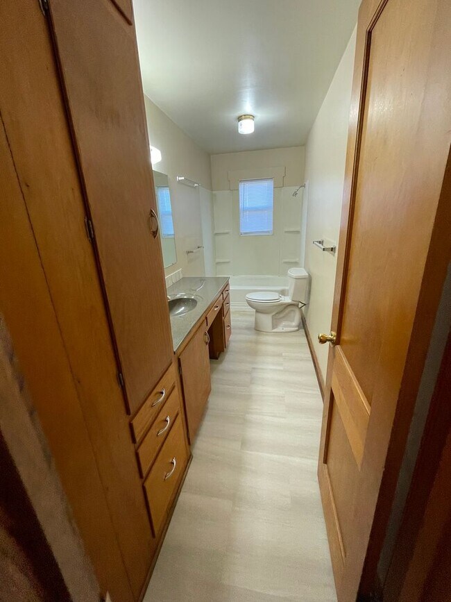 Foto del edificio - 2 Bedroom, 1 Bathroom House with Detached ...