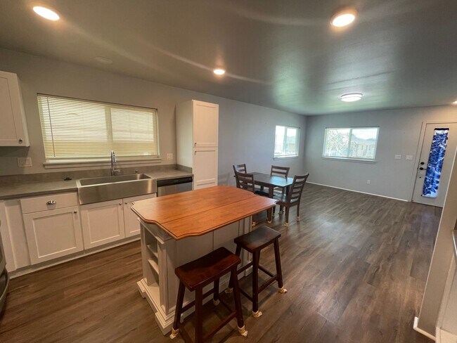 Building Photo - Single-Level 2 bedroom, 1 bathroom home Av...
