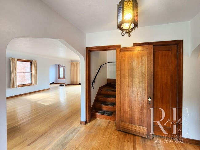 Building Photo - Waterfront Tudor | Private, Vintage Charm with Casita