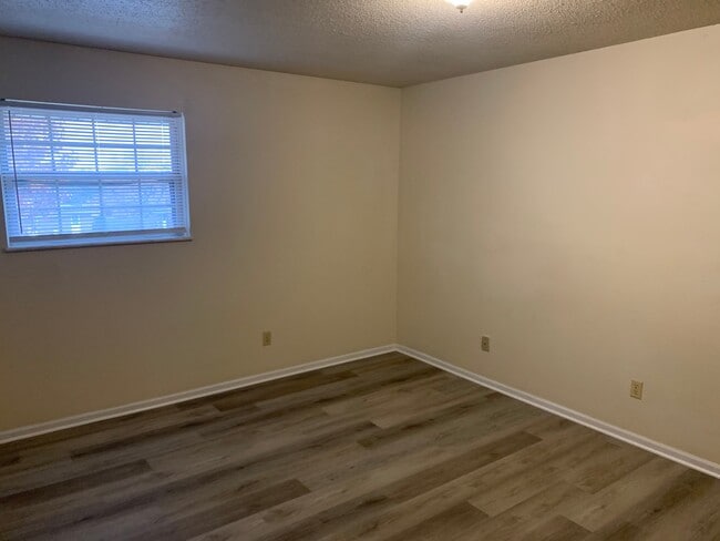 Building Photo - 2309 Southridge Dr