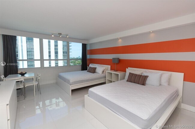 Foto del edificio - 5445 Collins Ave