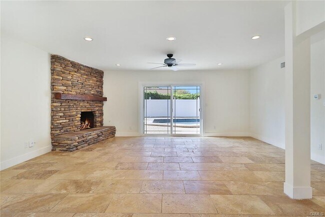 Building Photo - 8601 Santa Susana Pl
